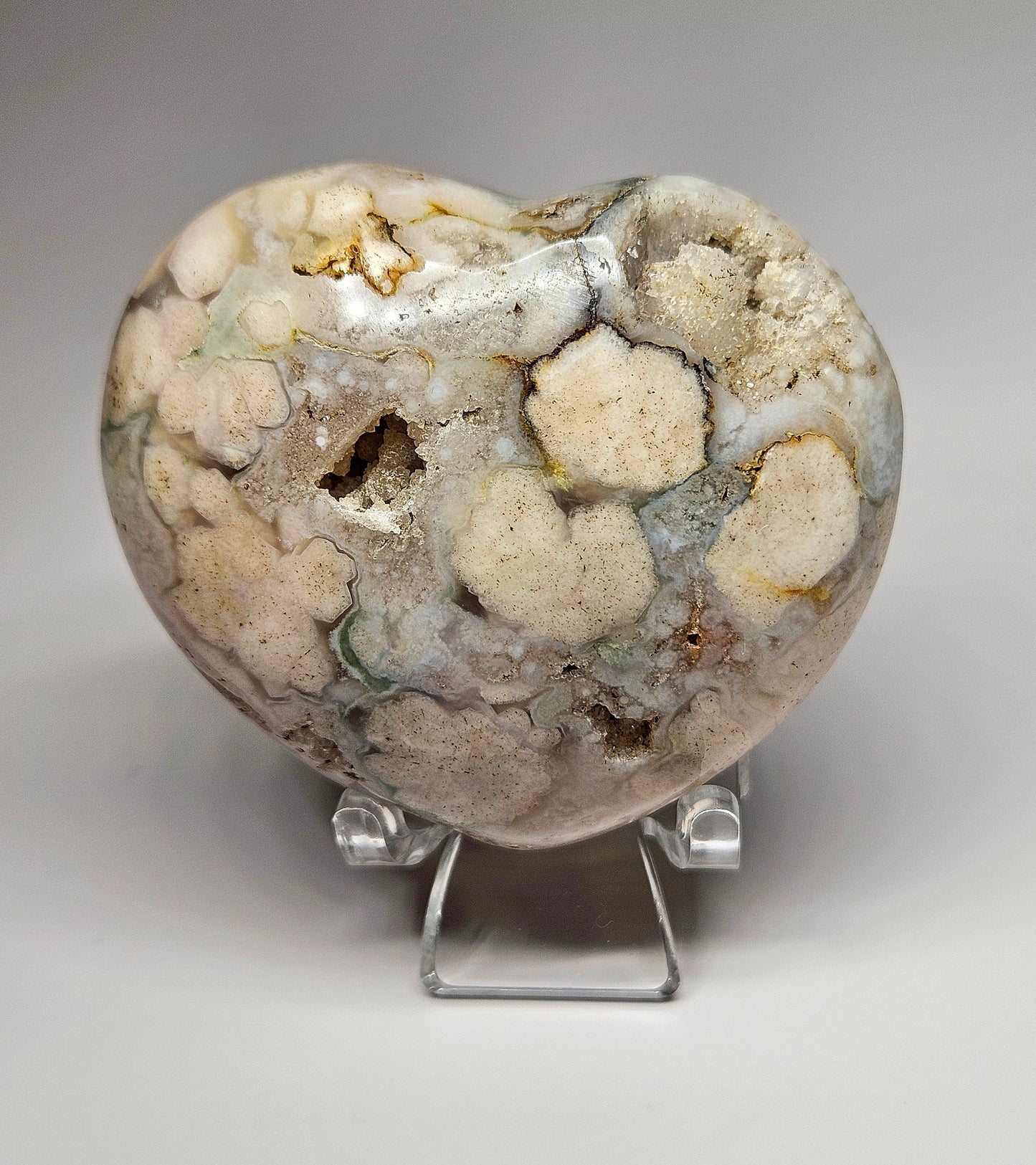 Flower agate heart carving